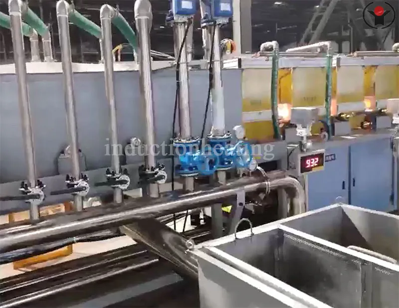 Induction heating quenching furnace for pipes