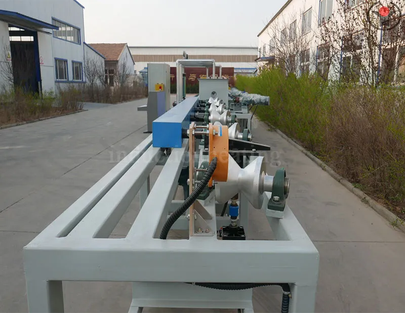 Induction heating quenching furnace for long steel bars